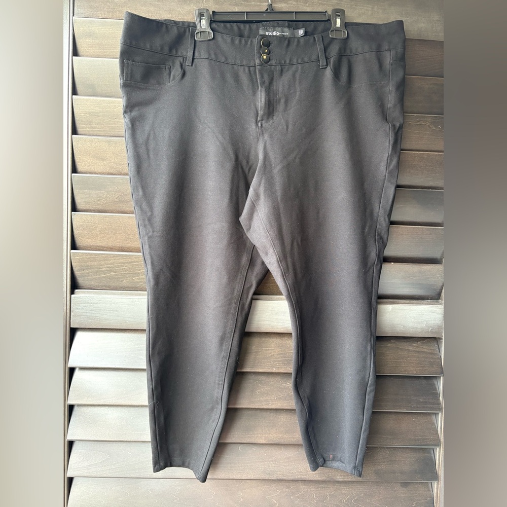 Studio By Torrid Size 24 Black Stretchy Cropped Capri Pants Tapered Leg
